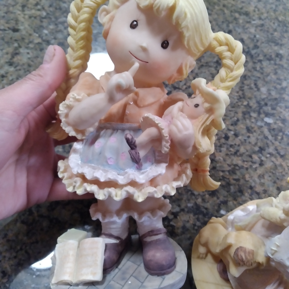 Figurines - Picture 2 of 3